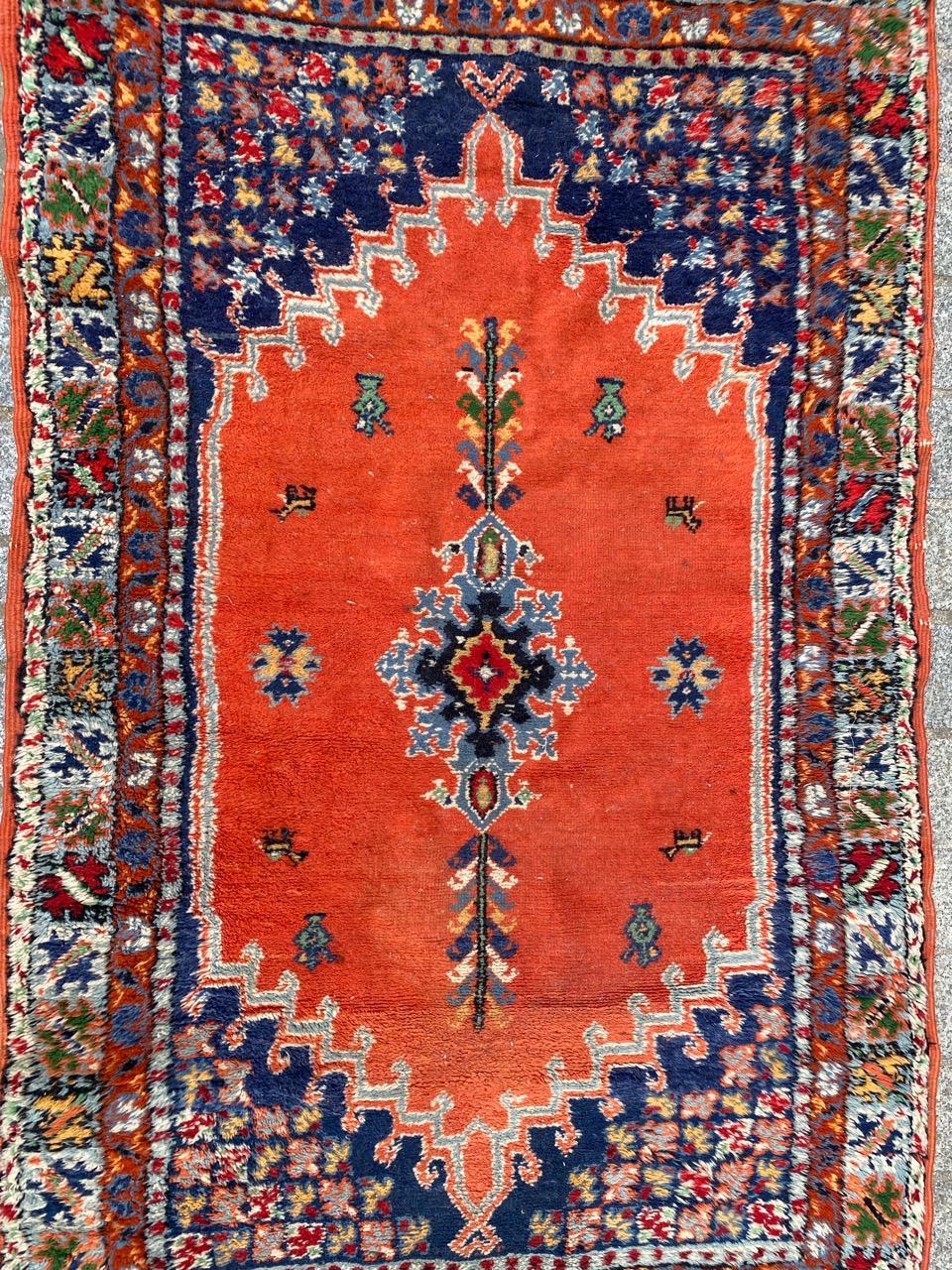 Le joli tapis marocain vintage de Bobyrug en vente 4