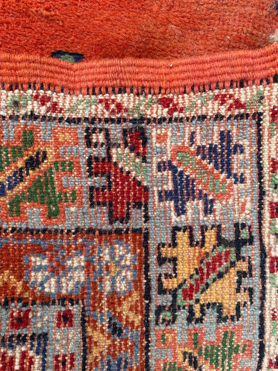 Le joli tapis marocain vintage de Bobyrug en vente 5