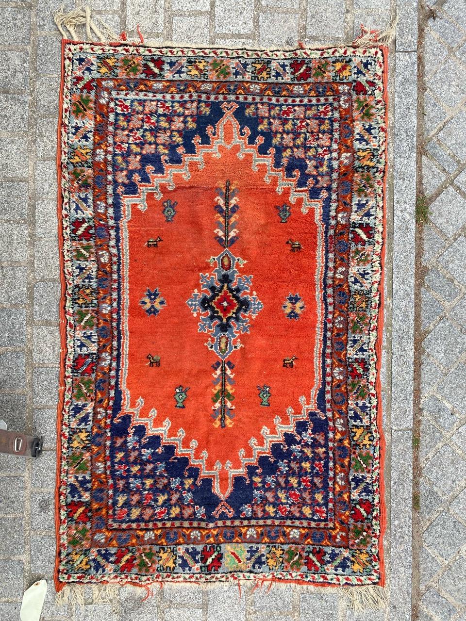Joli tapis marocain tribal du milieu du siècle avec un beau design géométrique et de belles couleurs, entièrement noué à la main avec du velours de laine sur une base de laine.

✨✨✨
