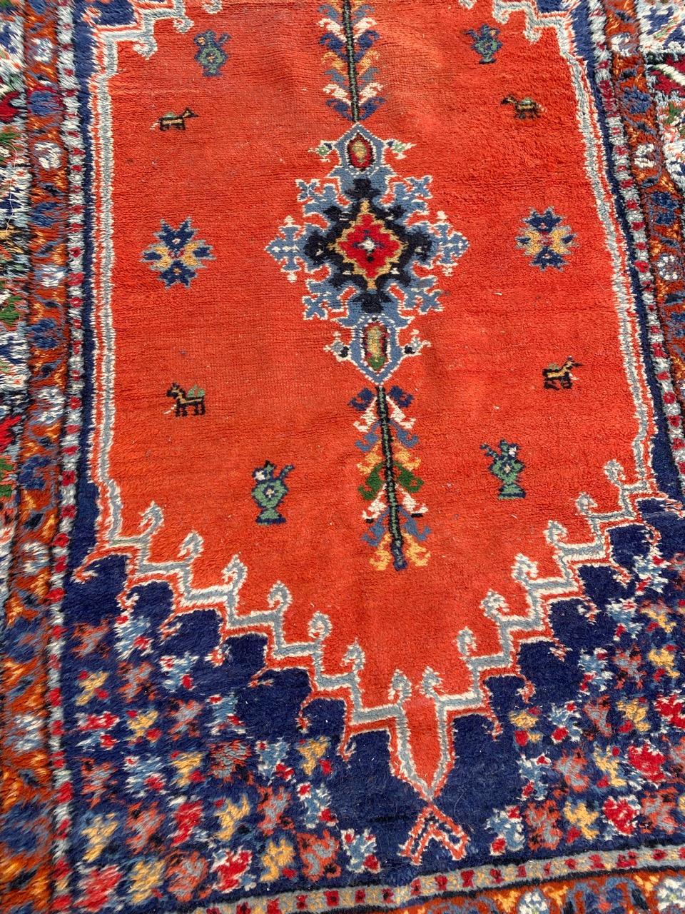 Tribal Le joli tapis marocain vintage de Bobyrug en vente