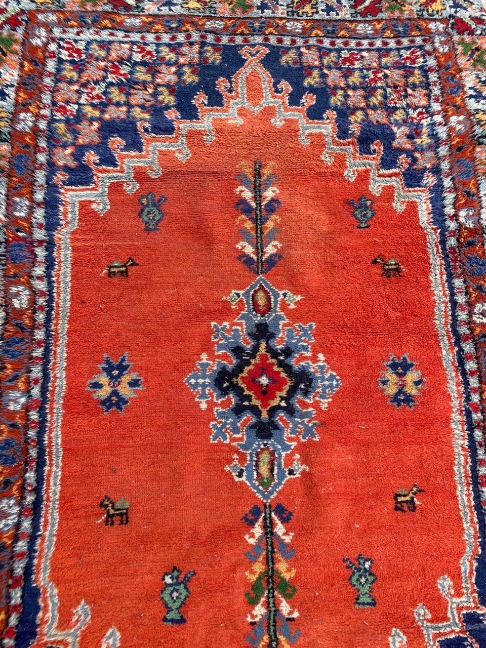 Le joli tapis marocain vintage de Bobyrug Bon état - En vente à Saint Ouen, FR