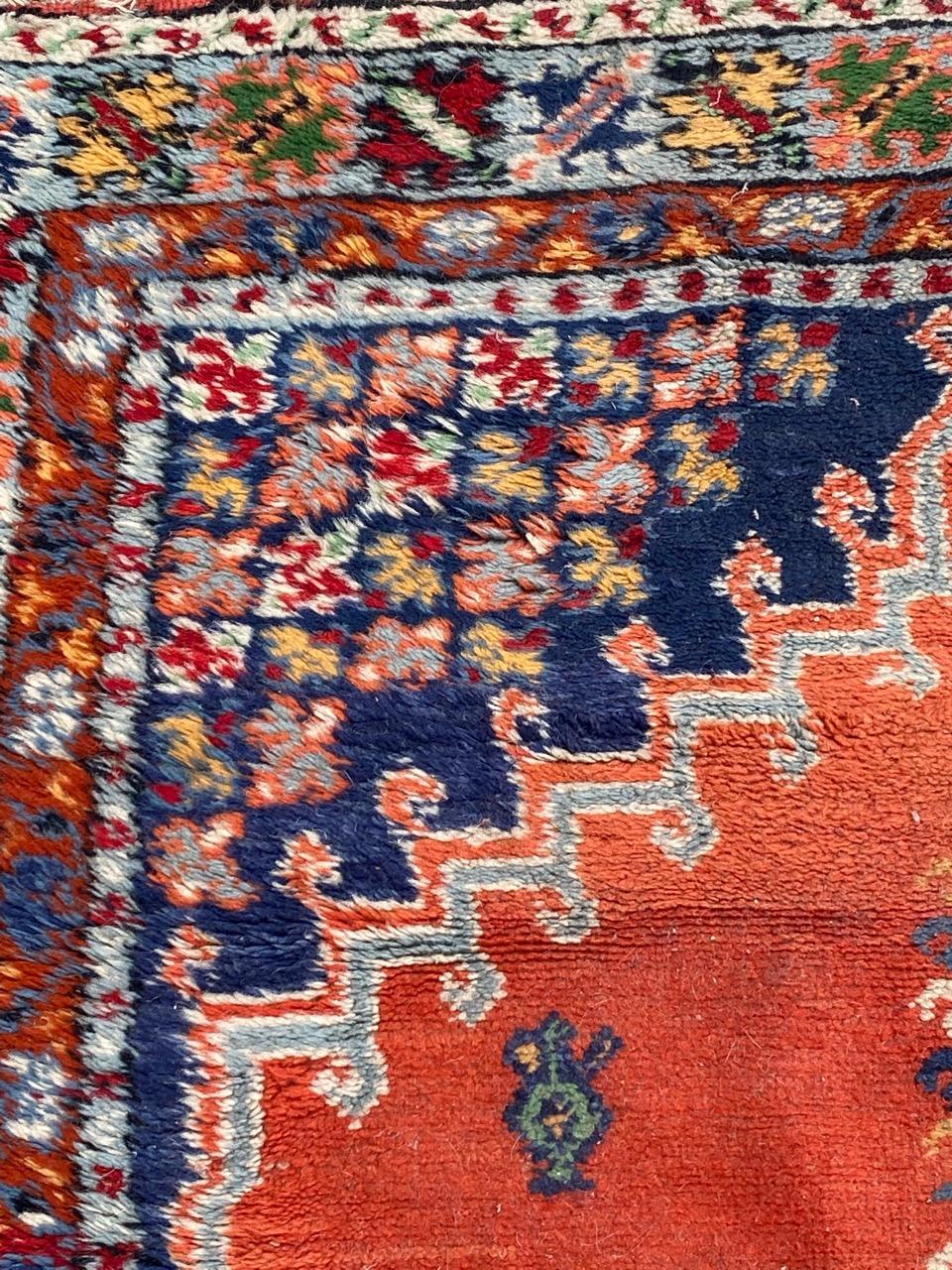 Laine Le joli tapis marocain vintage de Bobyrug en vente
