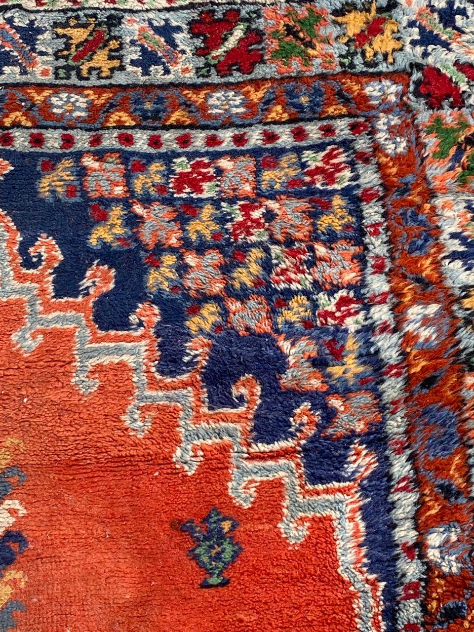 Le joli tapis marocain vintage de Bobyrug en vente 1