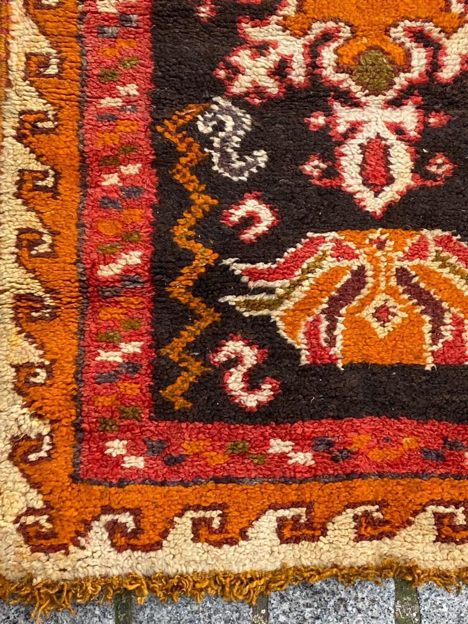 Nice little vintage Moroccan rug with beautiful geometrical design and nice colors, entirely hand knotted with wool velvet on wool foundation.

✨✨✨

