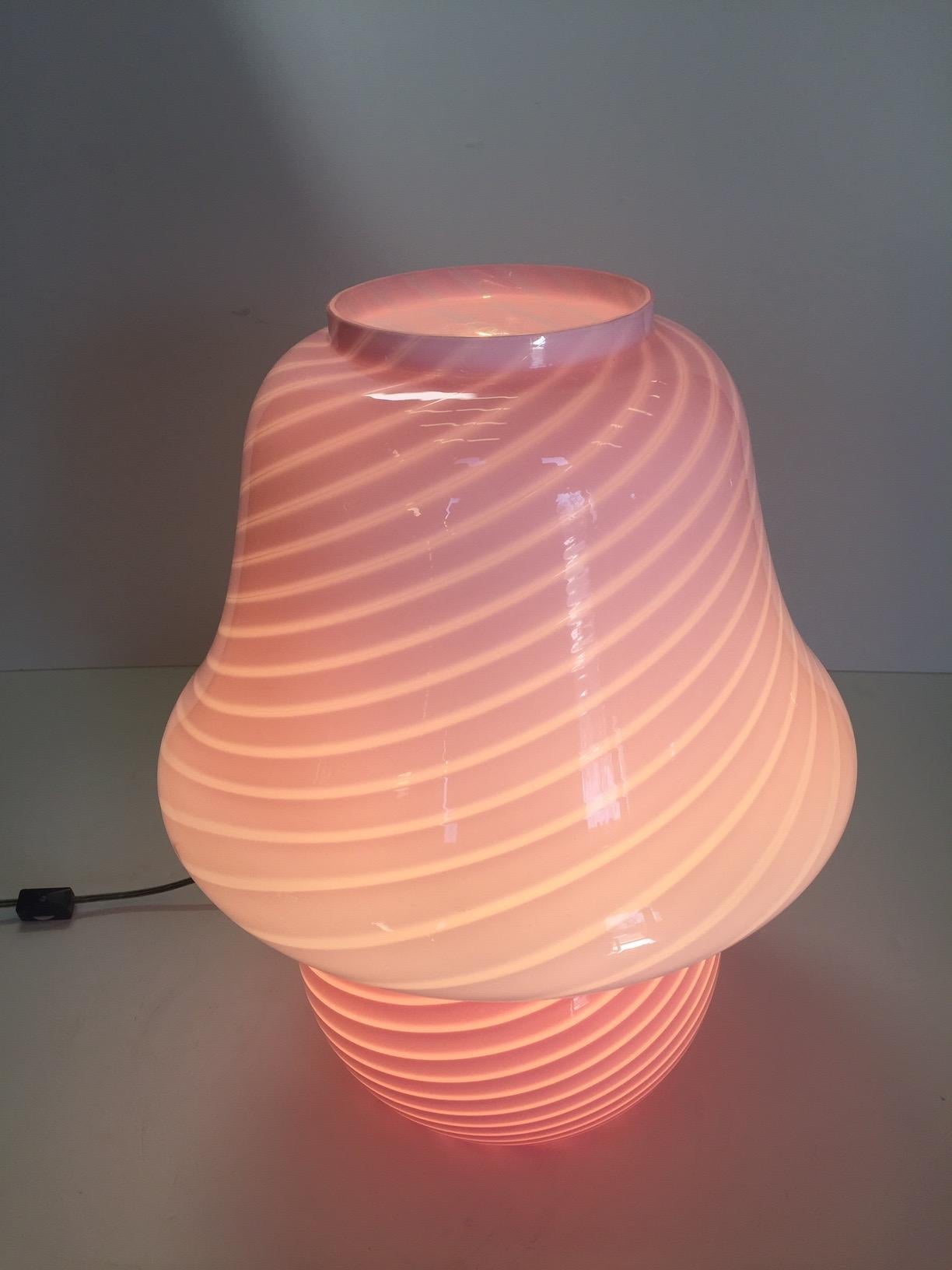 Pretty Vintage Murano Vetri Glass Mushroom Shaped Table Lamp In Excellent Condition In Hopewell, NJ