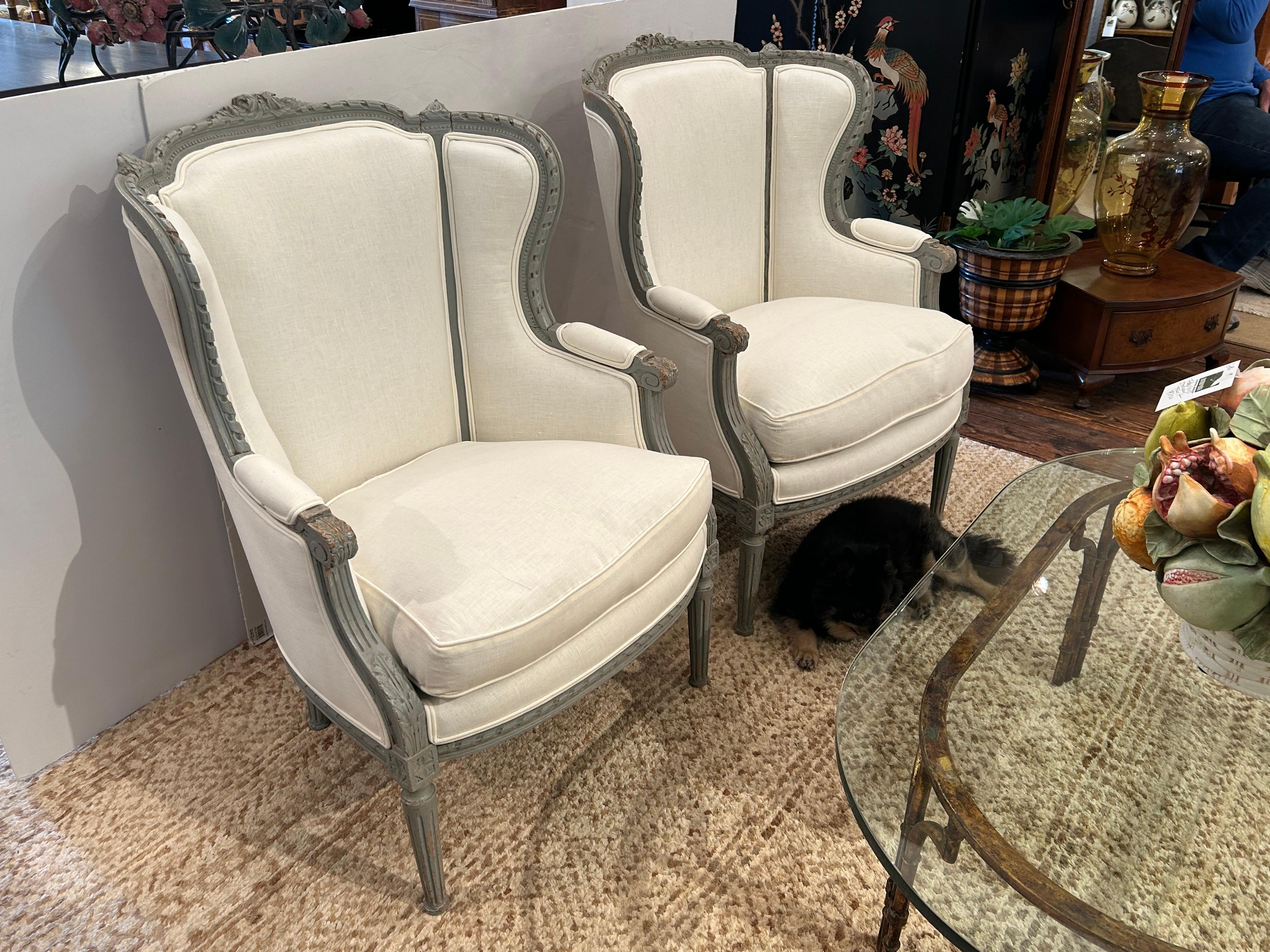 Very pretty compact pair of French style Bergere chairs having matte grey painted carved wood frames and fresh white linen upholstery.
Window pane backs make them lovely from every angle.
seat height 18
Arm height 24