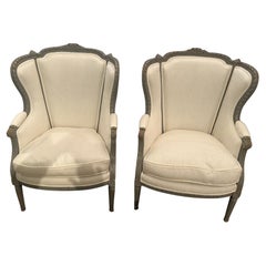 Jolie paire de bergères de style français peintes en gris et fraîchement tapissées