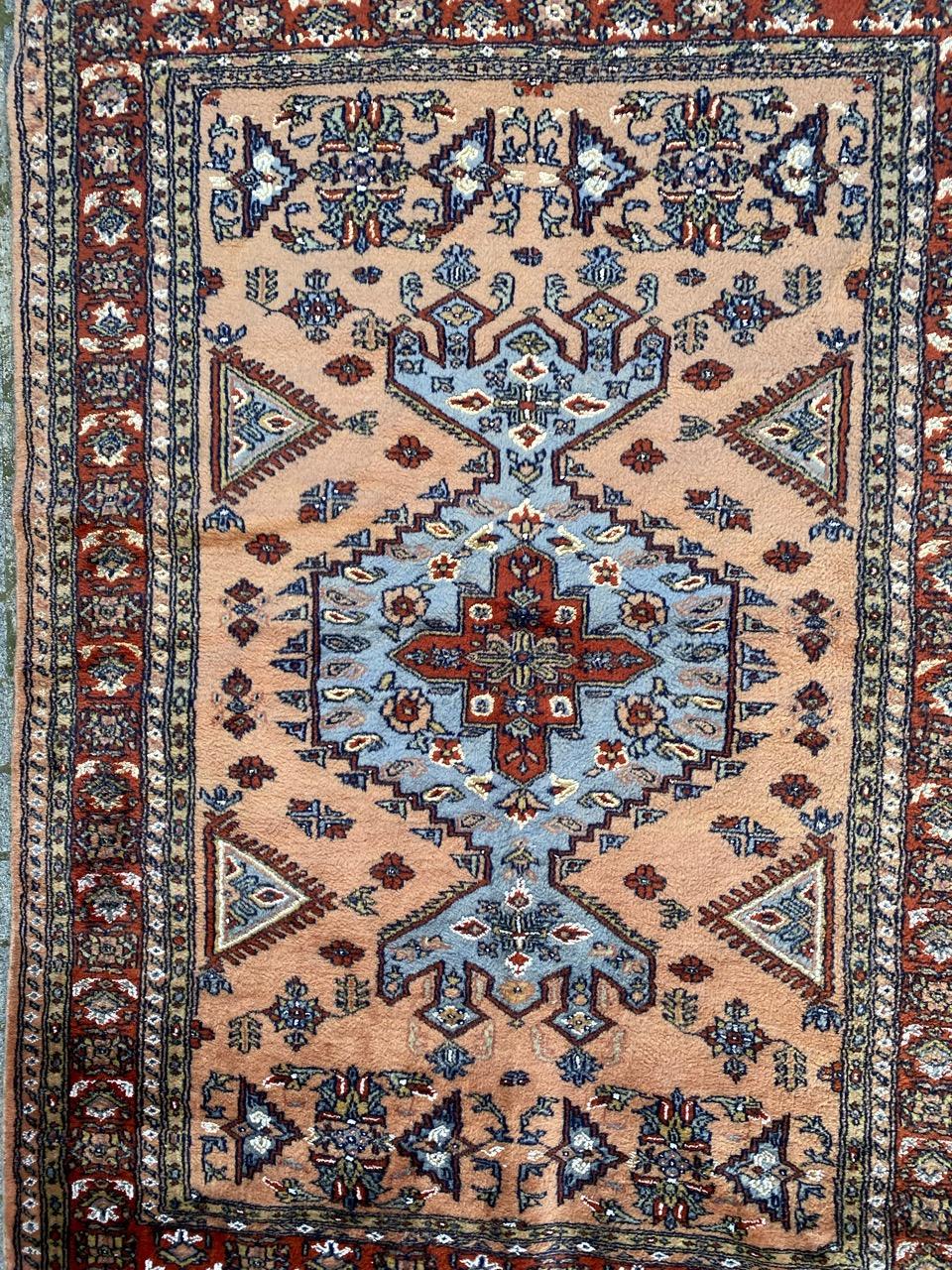 Schöner Teppich aus der Mitte des Jahrhunderts mit schönem geometrischem Design und schönen Farben, komplett handgeknüpft mit Wollsamt auf Baumwollbasis.

✨✨✨
