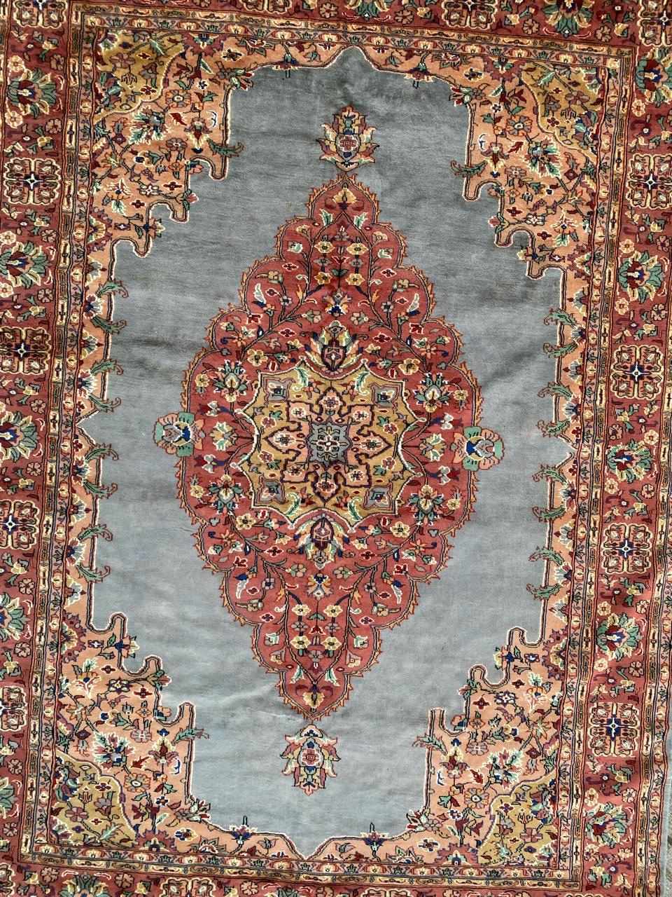 Schöner Teppich aus der Mitte des Jahrhunderts mit schönem geometrischem Muster und schönen Farben, komplett handgeknüpft mit Wolle und Seidensamt auf Baumwollbasis.

✨✨✨
