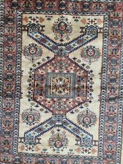 Bonita alfombra pakistaní vintage de Bobyrug