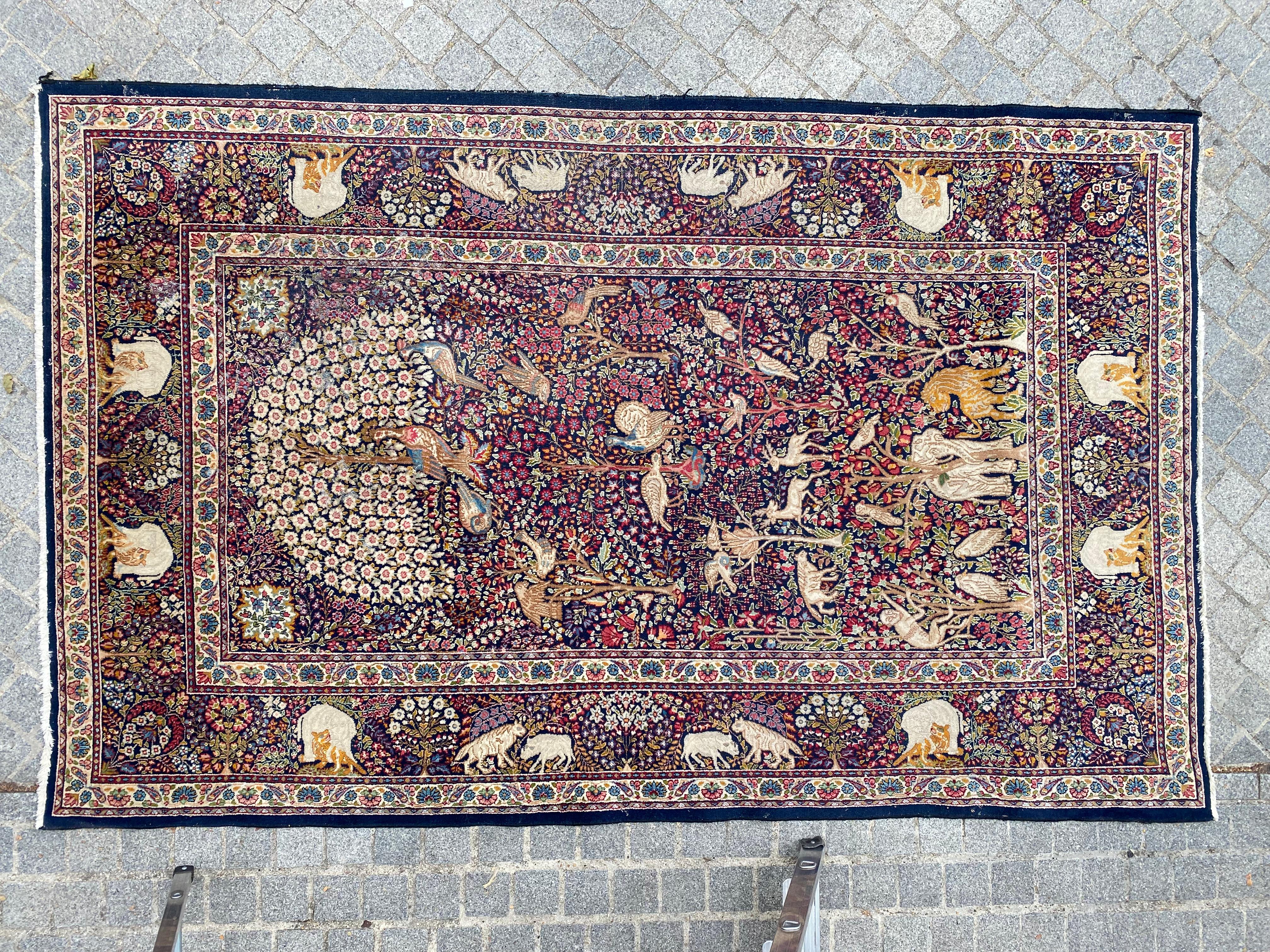 Schöne Mitte des Jahrhunderts Kirman Teppich mit schönen Design der antiken malerischen Kirman Teppiche, ganz und fein von Hand geknüpft mit Wolle Samt auf Baumwolle Grundlage.

✨✨✨
