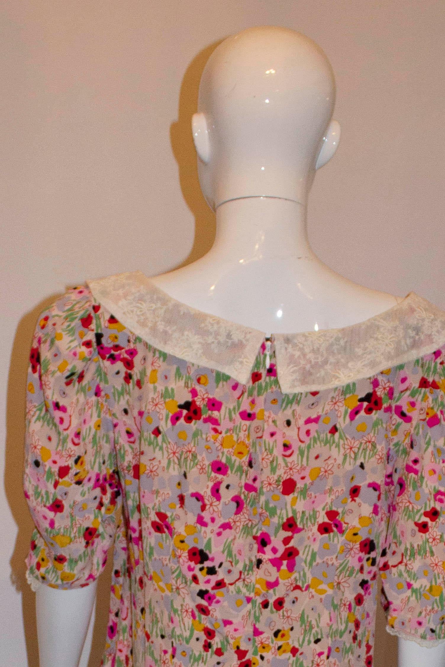 Pretty Vintage Print Dress with Lace Trim In Good Condition In London, GB