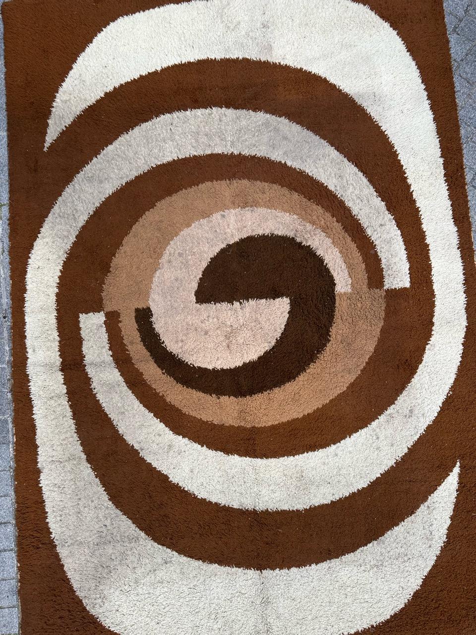 Preciosa alfombra moderna escandinava de mediados de siglo con un bonito diseño y hermosos colores claros, de fabricación mecánica con terciopelo de lana.

✨✨✨
