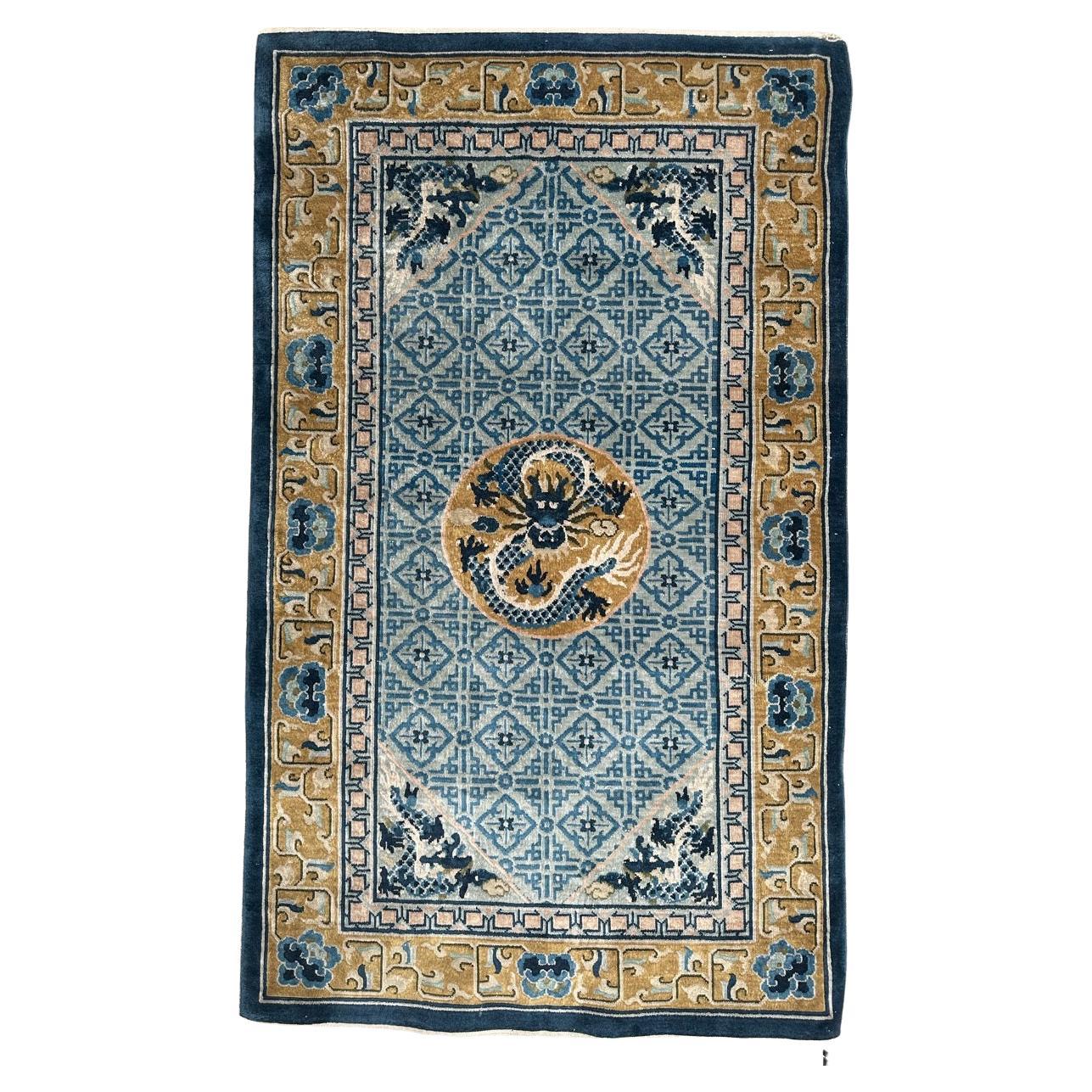 Le joli tapis chinois en soie vintage de Bobyrug 