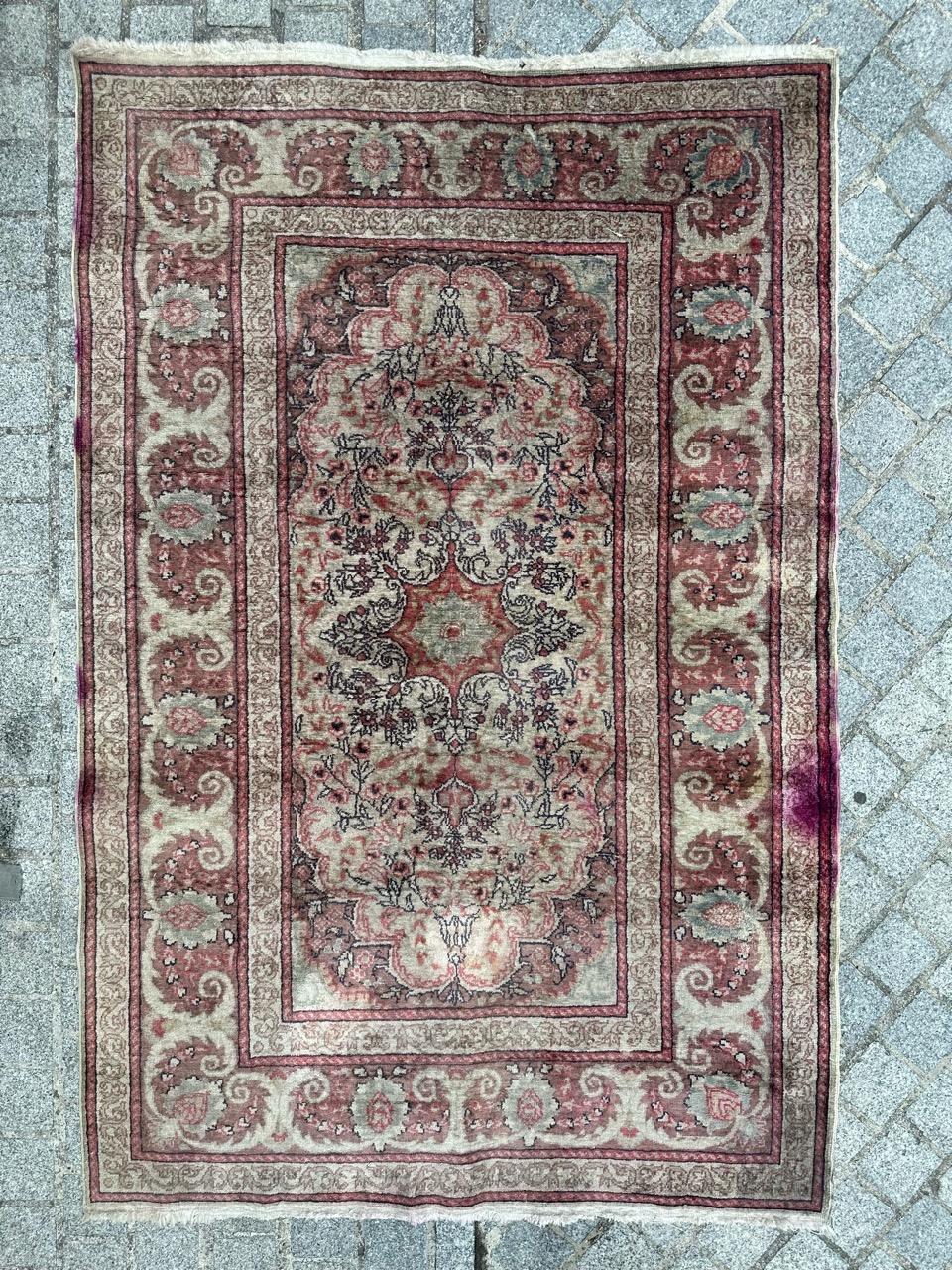 Schöner türkischer Kayseri-Teppich aus der Mitte des 20. Jahrhunderts, sorgfältig handgeknüpft mit einer Mischung aus Wolle und Baumwolle auf einem Baumwollgrund. Dieses exquisite Stück zeigt ein zentrales Medaillon mit floralen Motiven, ein