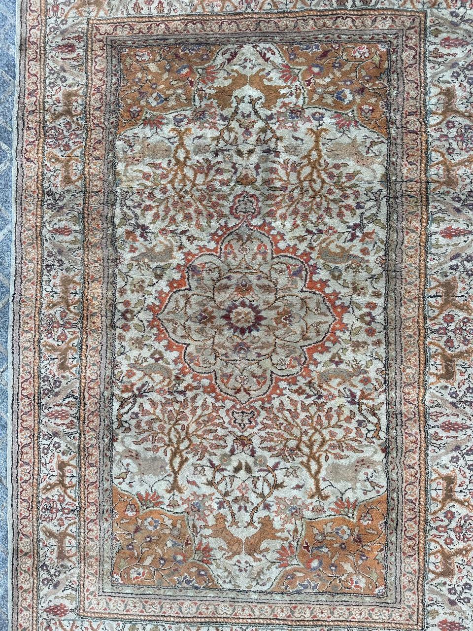 Tauchen Sie ein in die komplizierte Kunstfertigkeit dieses handgewebten Meisterwerks. Dieser exquisite türkische Teppich stammt aus dem Herzen von Kayseri und wurde in sorgfältiger Handarbeit aus einer Mischung von Seide und Baumwolle auf einem