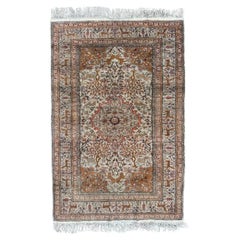Joli tapis turc vintage en soie de Kayseri de Bobyrug 