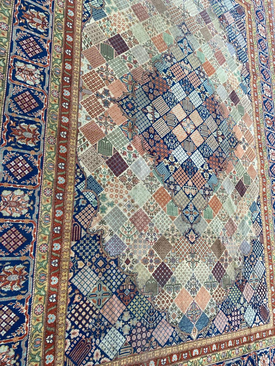 Sehr schöner großer Teppich aus der Mitte des Jahrhunderts mit schönem geometrischem und dekorativem Design und hübschen Farben, komplett handgeknüpft mit Wollsamt auf Baumwollbasis.

✨✨✨
