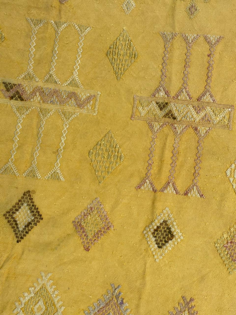 Tissé à la main Joli Kilim marocain vintage en soie tribale en vente