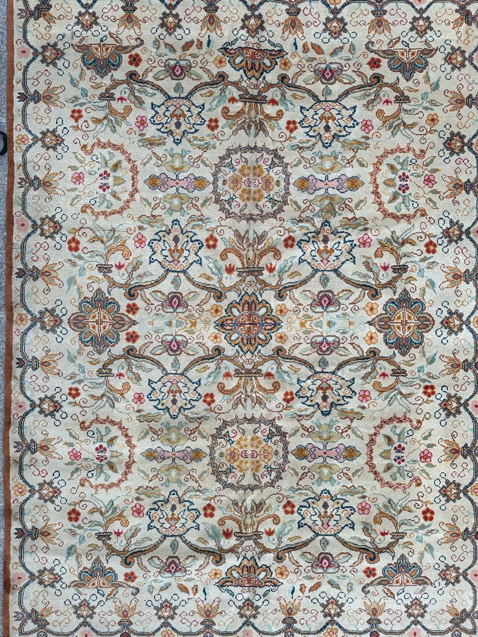 Bellissimo tappeto tunisino di metà secolo con un bellissimo disegno decorativo nello stile degli antichi tappeti spagnoli, e bei colori con sfondo bianco e giallo, marrone chiaro, rosa, blu, rosso e verde, interamente annodato a mano con lana su