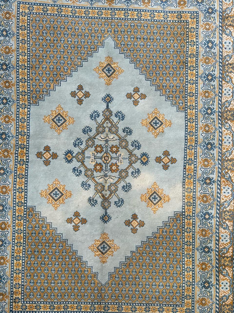 Grazioso tappeto tunisino di metà secolo con un bel disegno geometrico e tribale e bei colori con azzurro, blu, giallo, verde e marrone, interamente annodato a mano con lana su base di cotone.
Piccole sfumature

✨✨✨
