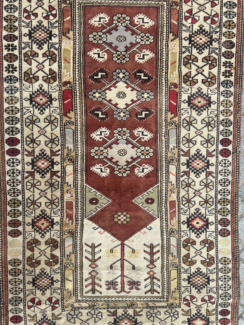 Preciosa alfombra turca de mediados de siglo con un diseño geométrico y bonitos colores con marrón, amarillo, verde, rojo y blanco, anudada totalmente a mano con lana sobre base de lana.
Pequeños desgastes y pérdidas 

✨✨✨
