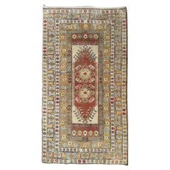 Bonita alfombra turca vintage Kars de Bobyrug
