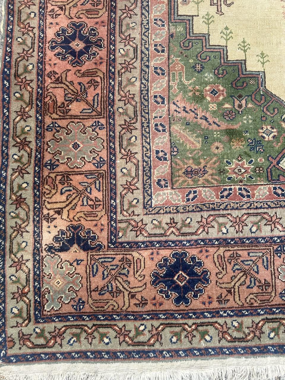Schöner türkischer Kayseri-Teppich aus der Mitte des Jahrhunderts mit einem schönen Mihrab-Muster und schönen Farben mit einem beigen Feld, grün, rosa, braun, gelb und dunkelblau, komplett handgeknüpft mit Wolle auf Baumwollbasis 

✨✨✨
