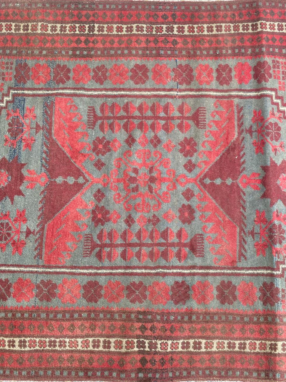 Bobyrugs hübscher türkischer Yagcibedir-Teppich im Vintage-Stil im Zustand „Gut“ im Angebot in Saint Ouen, FR