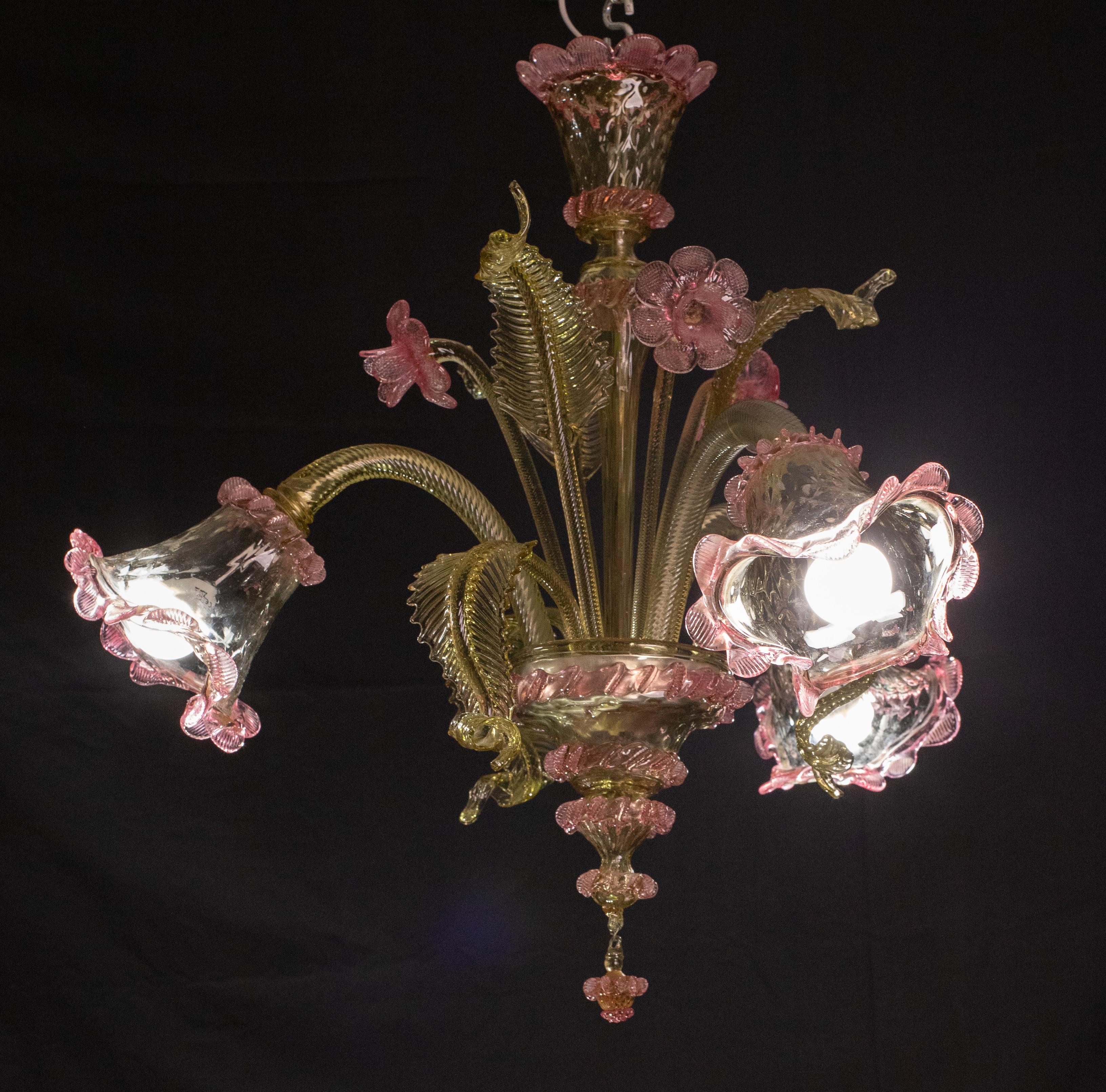 Pretty Murano chandelier, typical classic Venetian chandelier.

The chandelier has 3 arms that mount 3 e14 light points, European standards, possible to rewire for Usa.

The fixture is full of leaves and flowers, 3 high leaves, 3 low leaves and 3