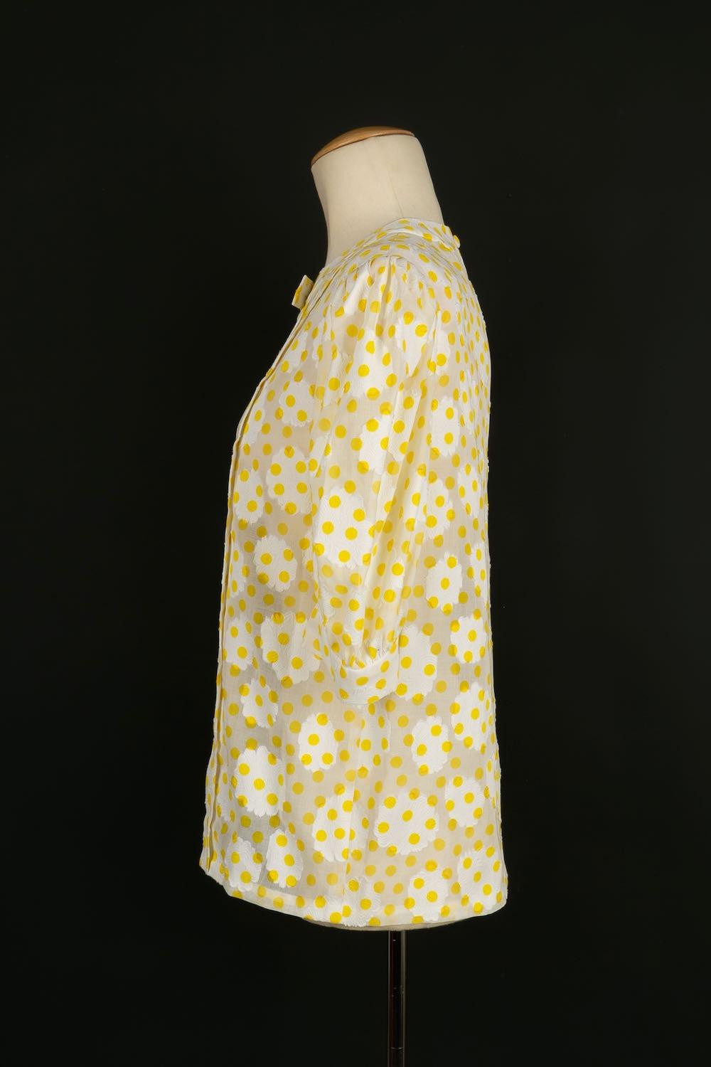 Pretty vintage white blouse with yellow polka dots. No size tag, it fits a 36FR.

Additional information:
Condition: Very good condition
Dimensions: Shoulder width: 41 cm - Chest: 44 cm - Sleeve length: 34 cm - Length: 58 cm

Seller Reference: FH14