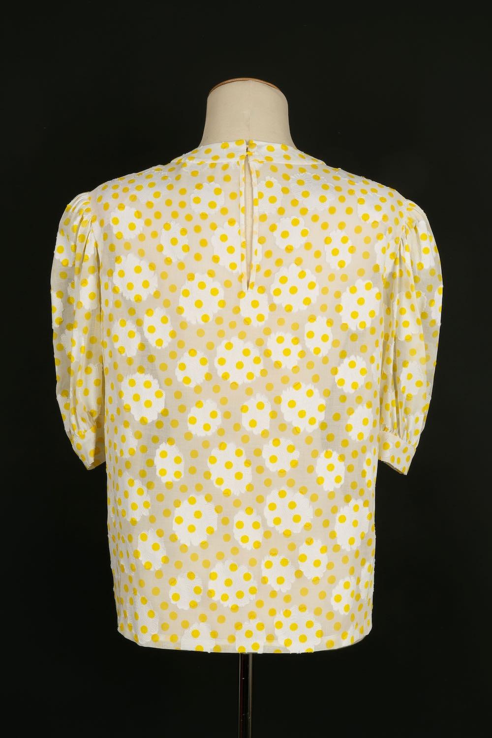 Weiße Vintage-Bluse mit gelben Tupfenmuster und Tupfen im Zustand „Hervorragend“ im Angebot in SAINT-OUEN-SUR-SEINE, FR