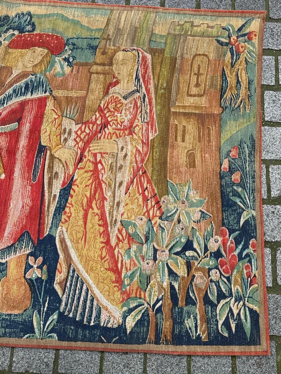 Entdecken Sie die Eleganz dieses französischen Siebdruck-Wandteppichs aus der Mitte des Jahrhunderts mit dem exquisiten Design des berühmten mittelalterlichen Museumsteppichs 