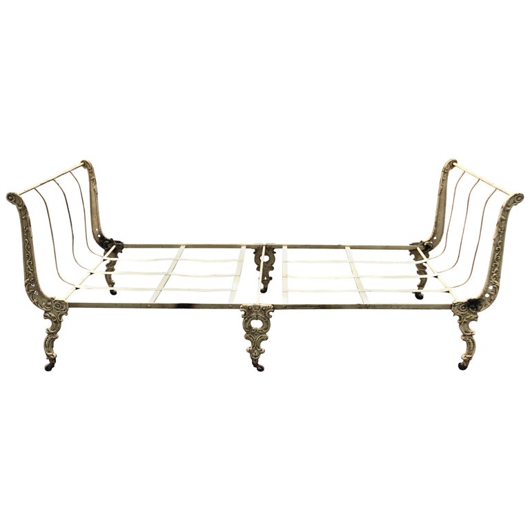Pretty White Iron Victorian Daybed at 1stDibs