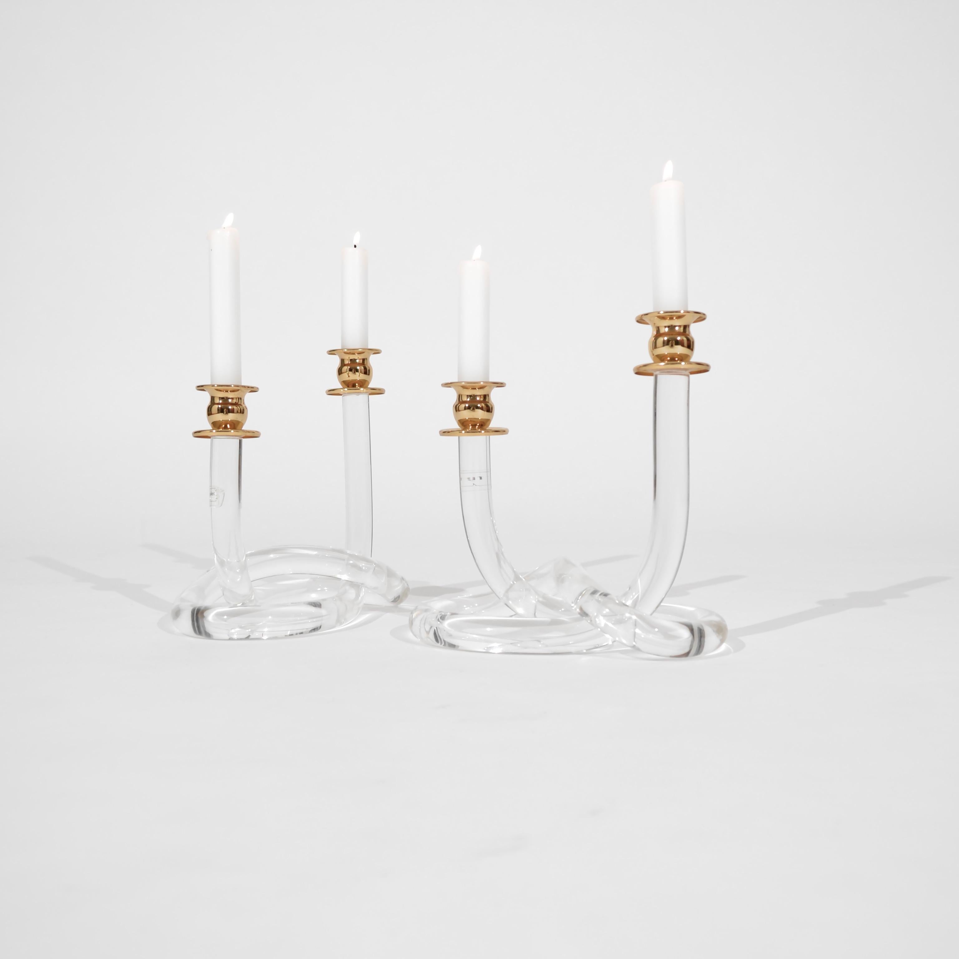 Dieses Paar transparenter Kerzenständer, das an das Werk von Dorothy Thorpe erinnert, wird auf Ihrem Tisch platziert, um Ihre Gäste bei einem Essen mit Kerzenschein im Stil der Siebzigerjahre zu begleiten.