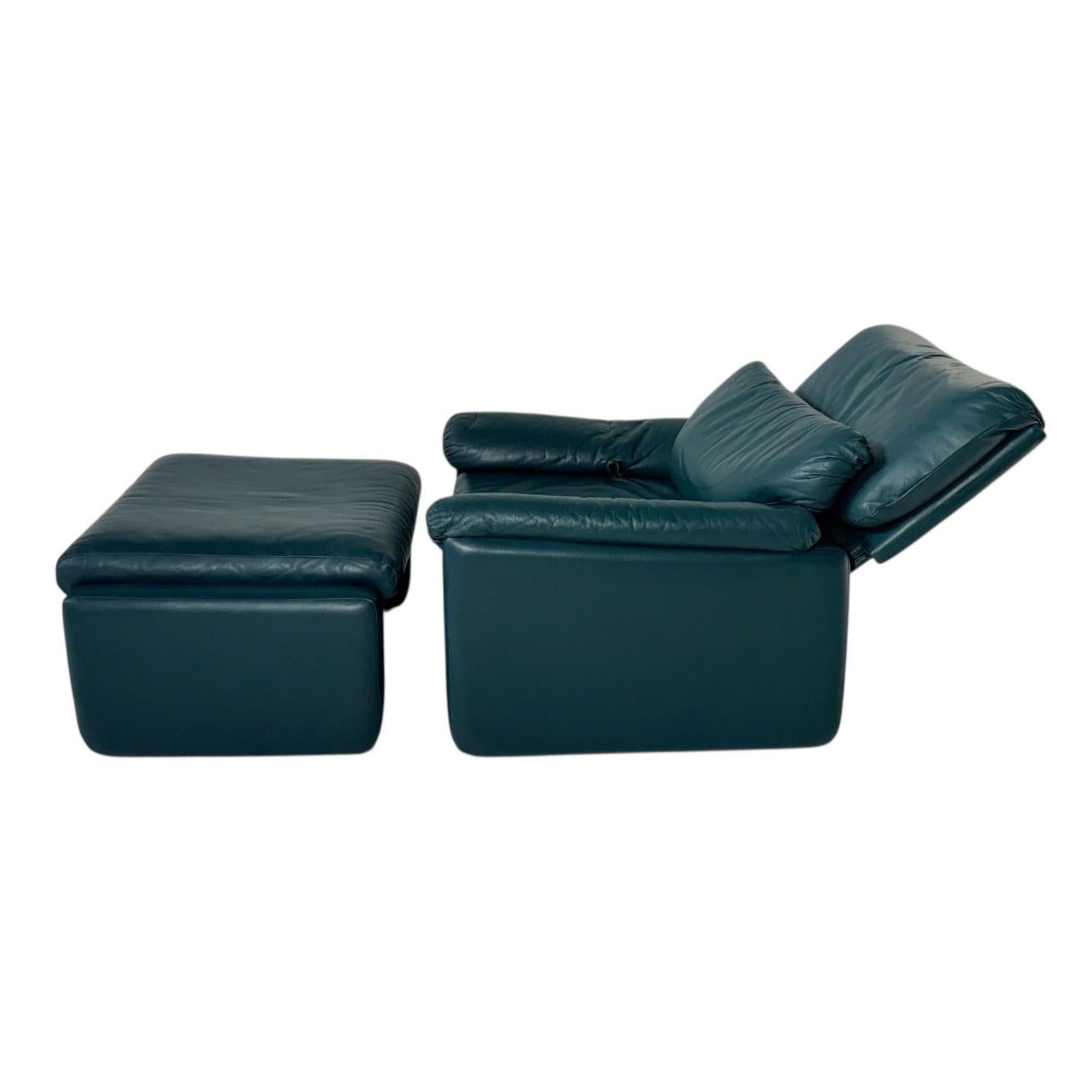 Américain Aperçu de la chaise longue et de l'ottoman en cuir, 1970 en vente