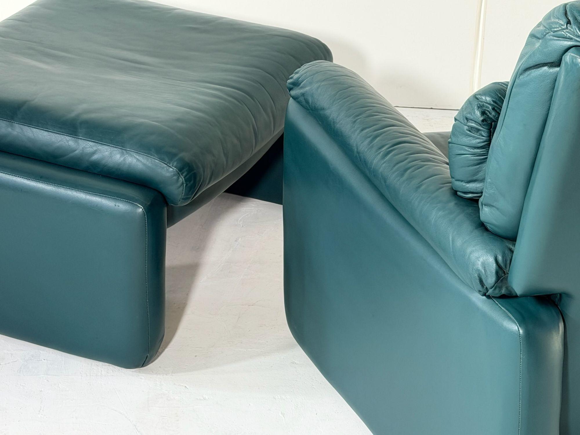 Fin du 20e siècle Aperçu de la chaise longue et de l'ottoman en cuir, 1970 en vente