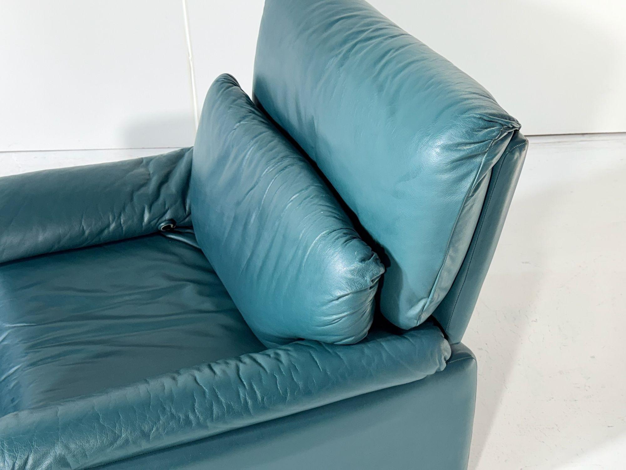Cuir Aperçu de la chaise longue et de l'ottoman en cuir, 1970 en vente