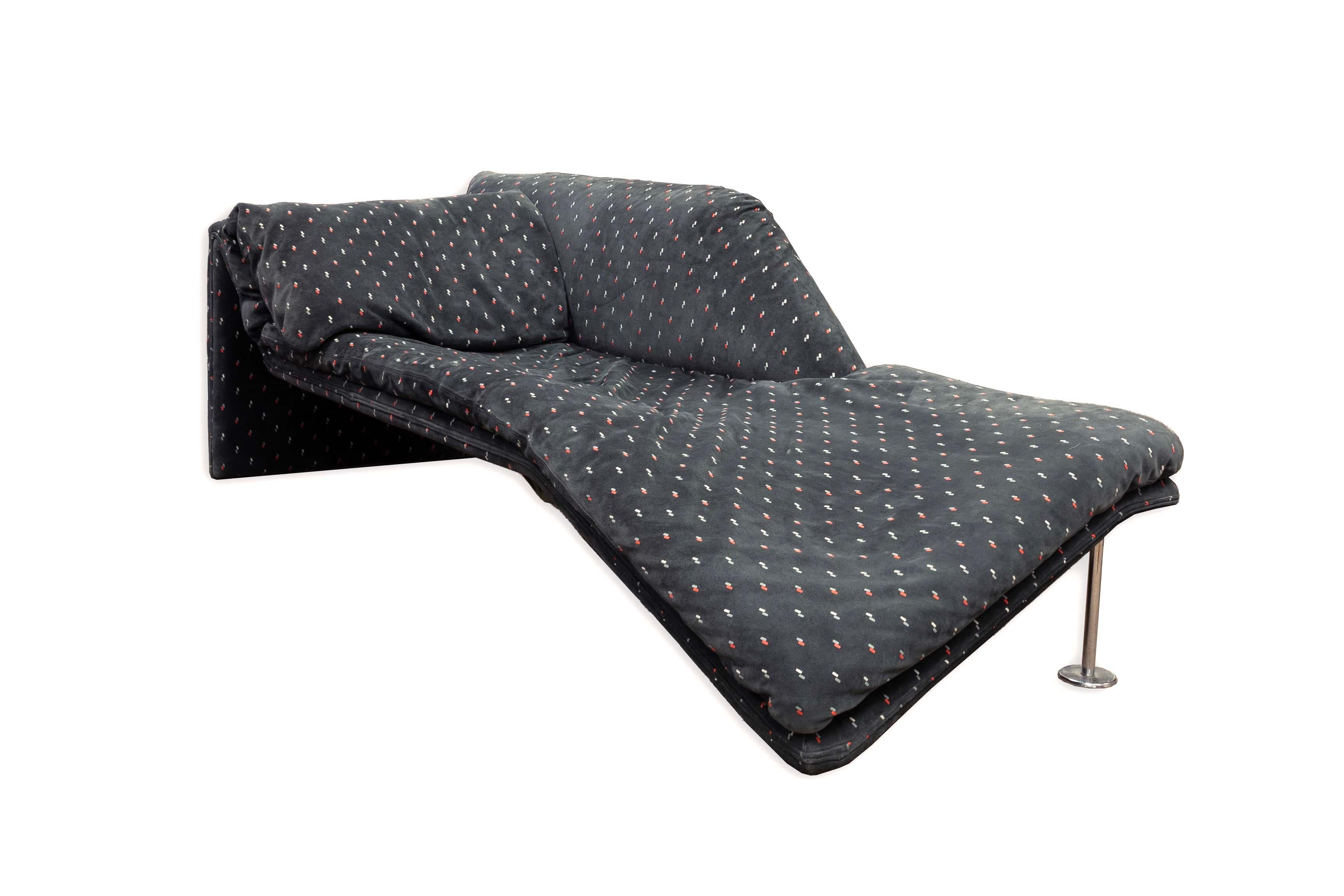 Elegant and inviting, this Preview navy blue chaise in the style of The Experience Chaise by Luigi Sormani for Casabella Designs brings a touch of sophistication to any living space. Its uniquely curved silhouette and richly patterned fabric in a