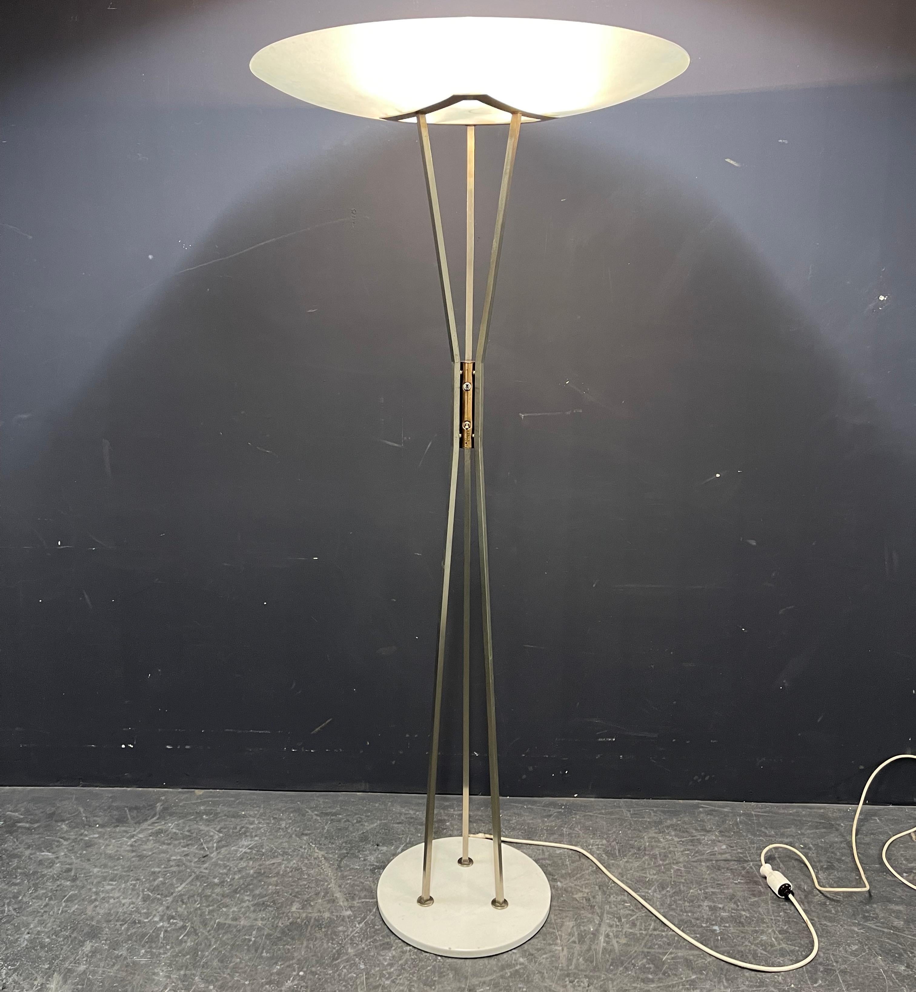 Version précédente inconnue de la célèbre lampe de stilnovo. normalement la lampe a des tubes ronds et un support de lampe rond sous l'abat-jour en verre. la plupart des lampes sont faites pour le laiton. celle-ci est nickelée et a un support de
