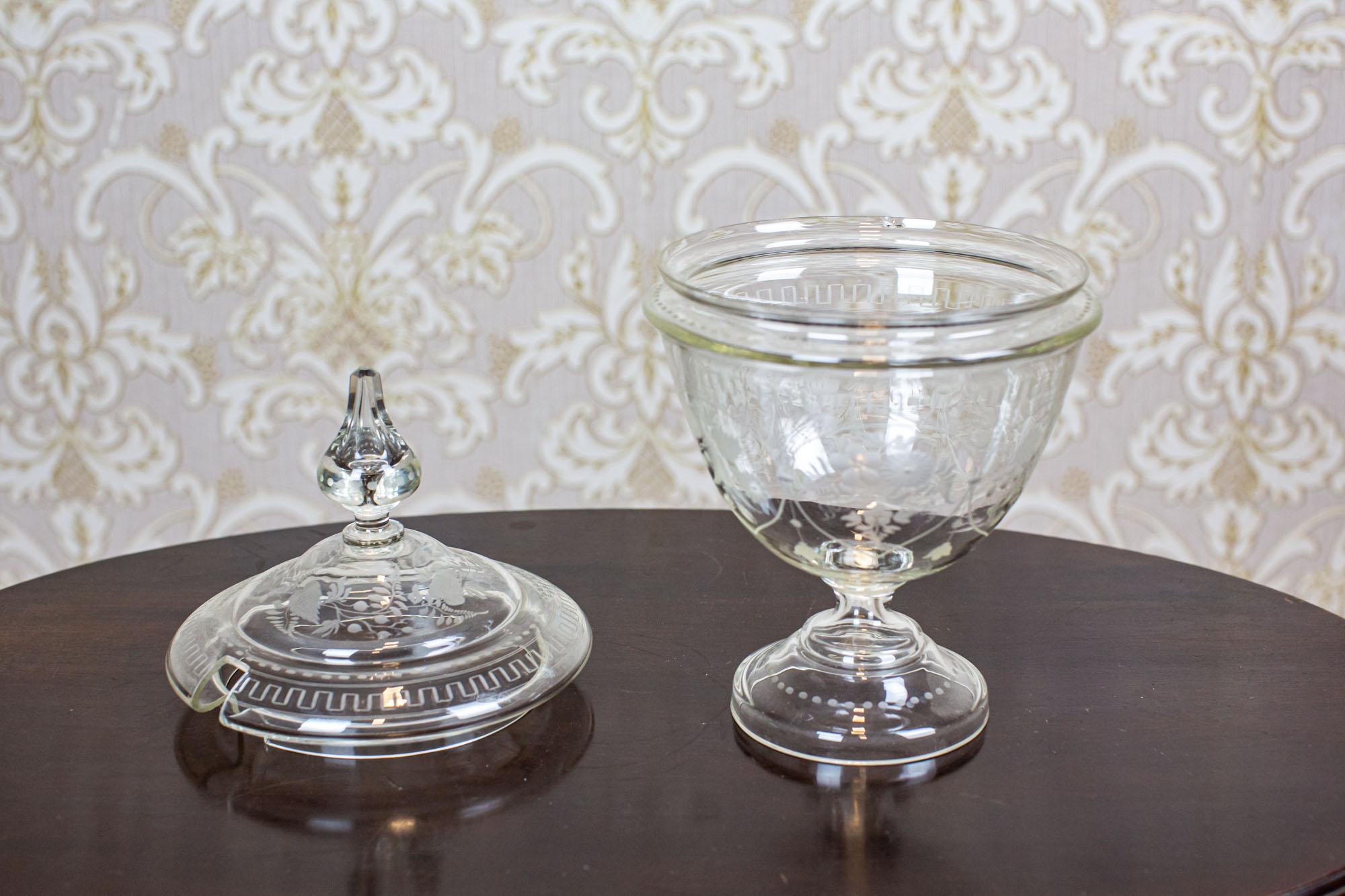 Bonbonnière en cristal d'avant-guerre décorée de motifs floraux Bon état - En vente à Opole, PL