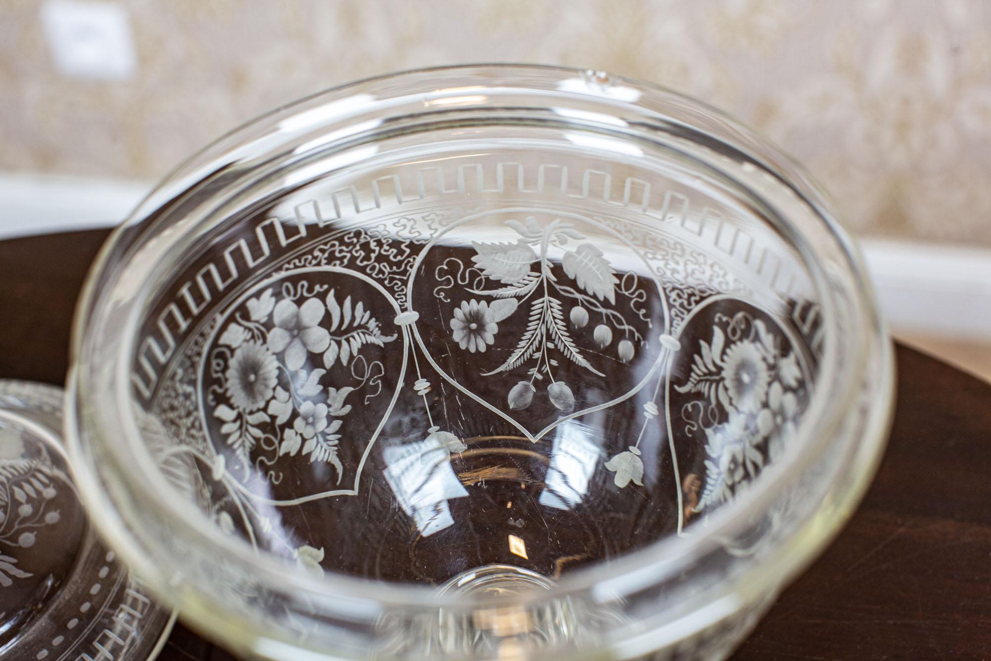 Cristal Bonbonnière en cristal d'avant-guerre décorée de motifs floraux en vente