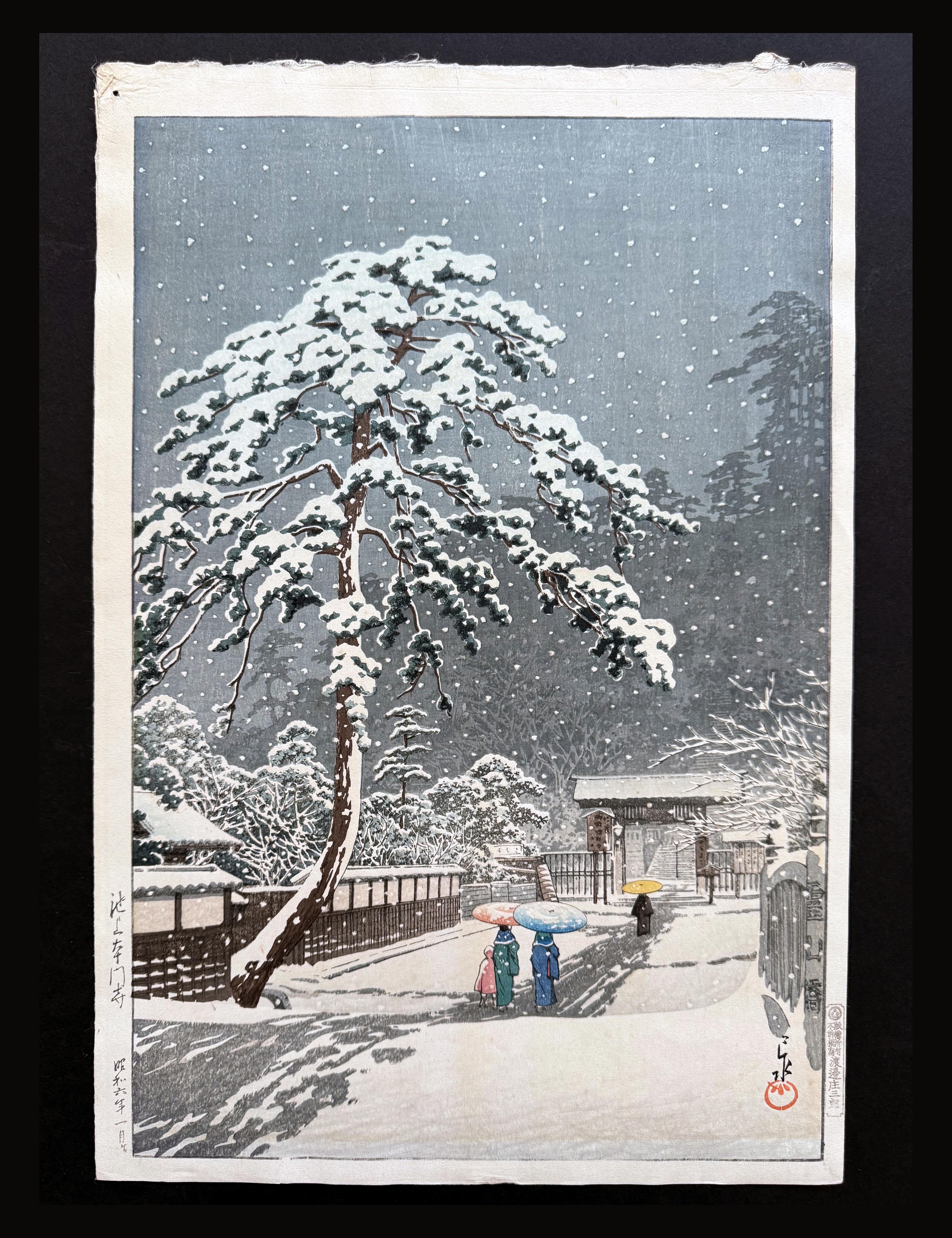 Une belle estampe d'avant-guerre de Kawase Hasui (1883-1957) représente les abords du célèbre temple de Tokyo Ikegami Honmon-ji par une journée enneigée. Créée en 1931, l'image capture l'atmosphère sereine de l'enceinte du temple en mettant l'accent