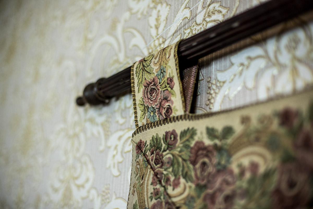 We present you this big tapestry on suspenders, together with a wooden, fluted rod.
The fabric is decorated with a Rococo scene in a border of roses.

Presented item is in very good condition. The fabric is undamaged.