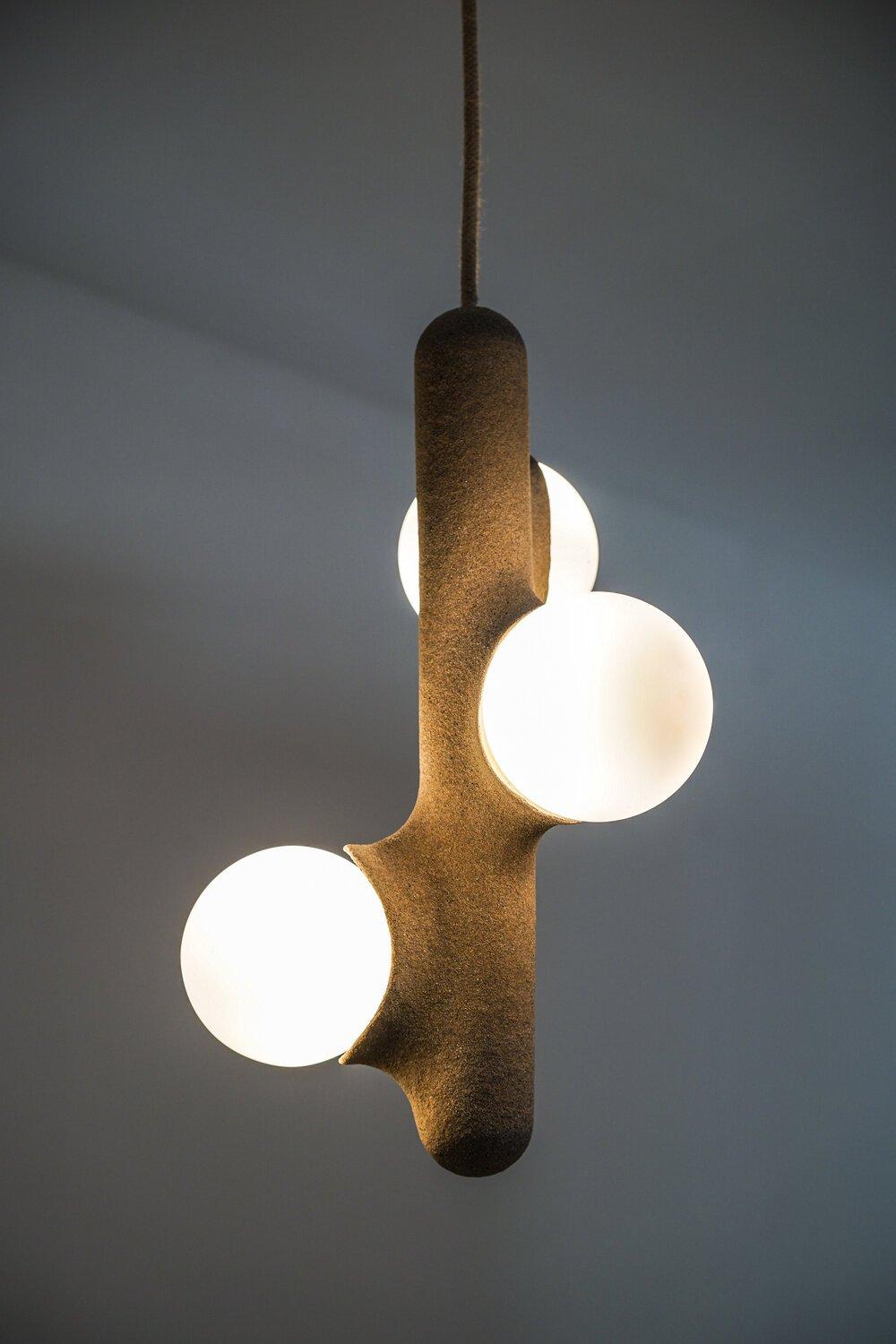 Postmoderno Lampada a sospensione con 3 opaline in velluto di fico d'India di Mickael Koska in vendita
