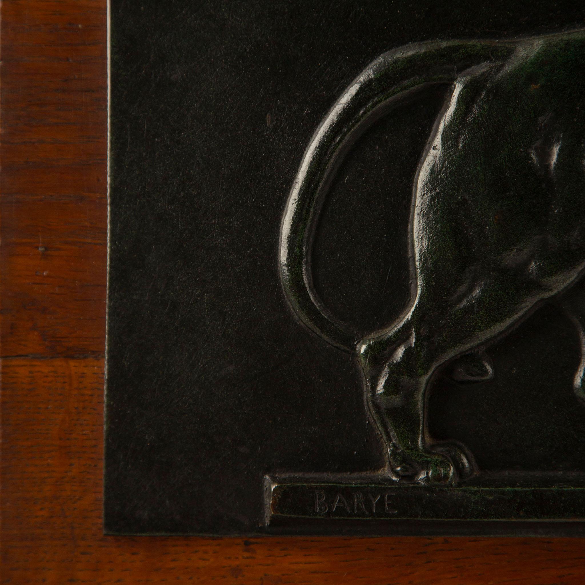 Stolz im Profil, 19. Jh. Bronzereliefs von Löwe und Löwin nach Barye (19. Jahrhundert) im Angebot