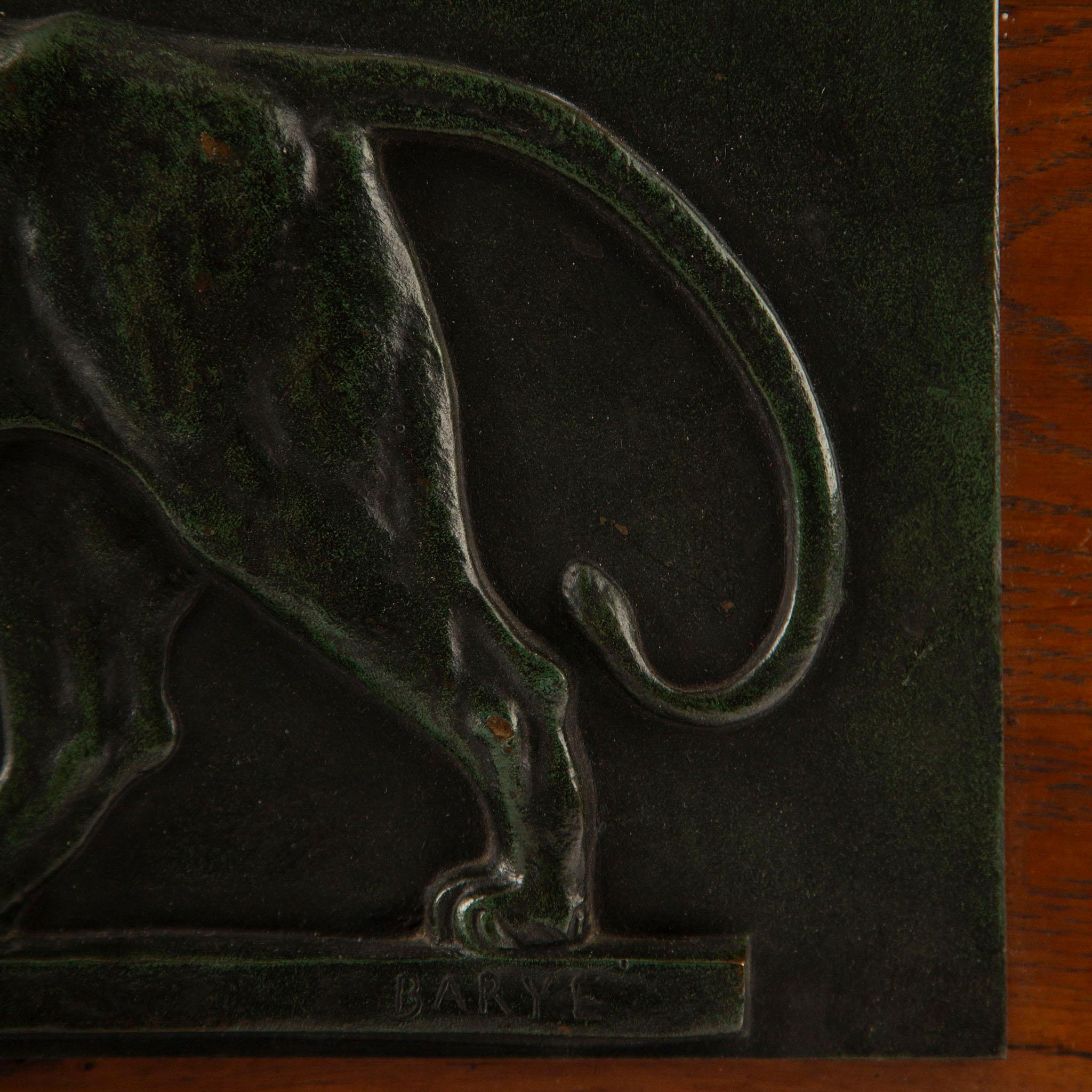 Stolz im Profil, 19. Jh. Bronzereliefs von Löwe und Löwin nach Barye im Angebot 1