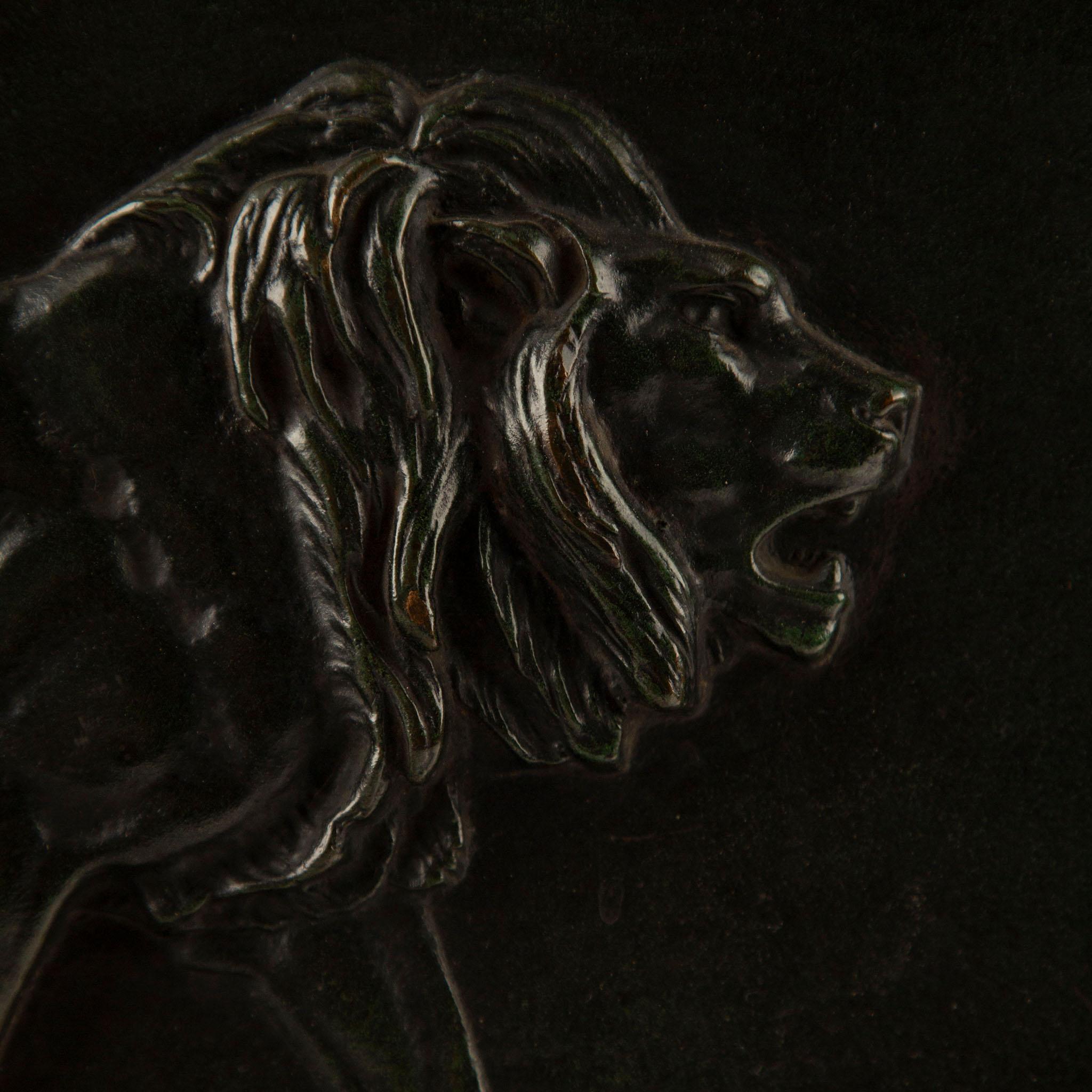 Stolz im Profil, 19. Jh. Bronzereliefs von Löwe und Löwin nach Barye im Angebot 2