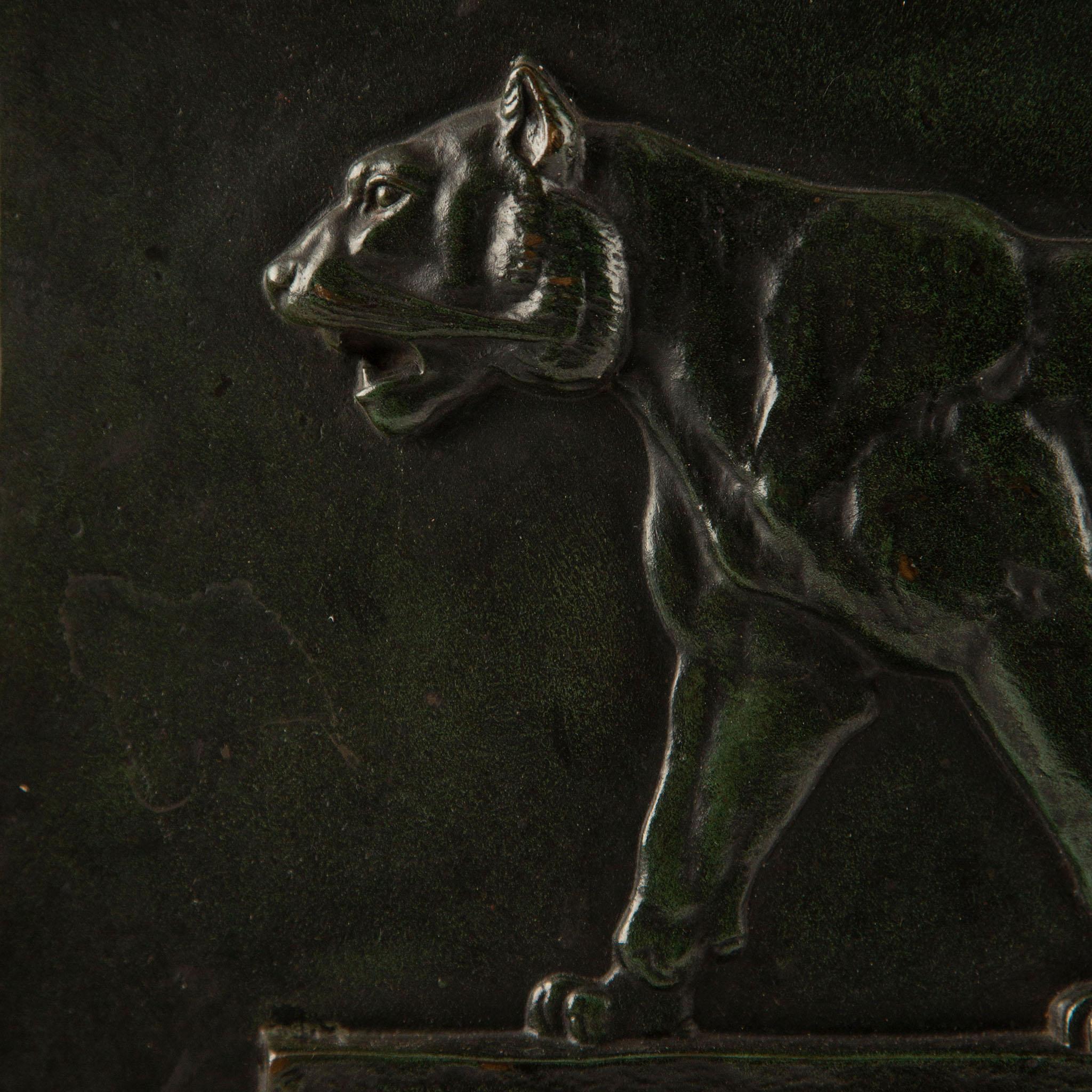 Stolz im Profil, 19. Jh. Bronzereliefs von Löwe und Löwin nach Barye im Angebot 3
