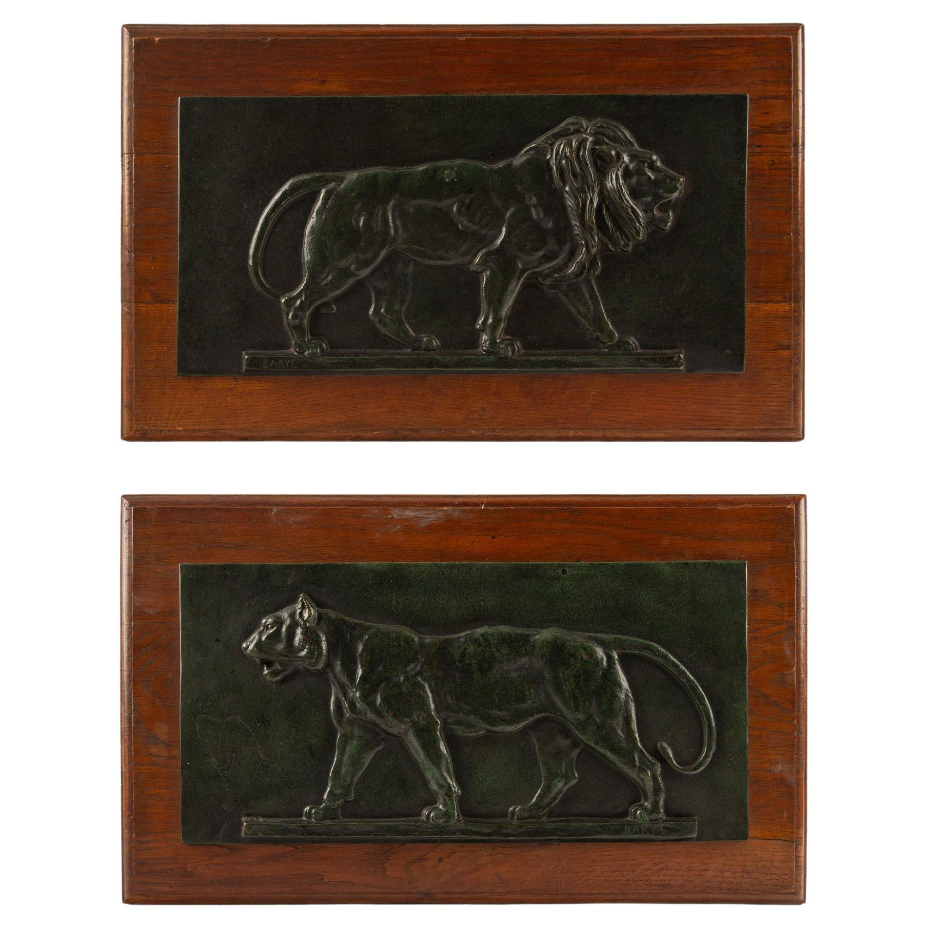 Stolz im Profil, 19. Jh. Bronzereliefs von Löwe und Löwin nach Barye im Angebot
